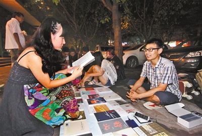 畢業一年擺攤賣書，有人愿投40萬助其開店創業