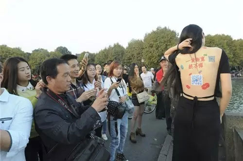 姑娘說：秀背為攢錢創業