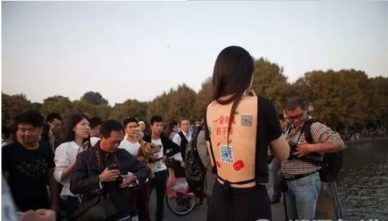 美女西湖邊裸背做廣告一天收入萬元攢錢創業