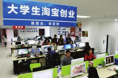 大學(xué)生在西南商貿(mào)城的電商部內(nèi)打理自己開的淘寶網(wǎng)店