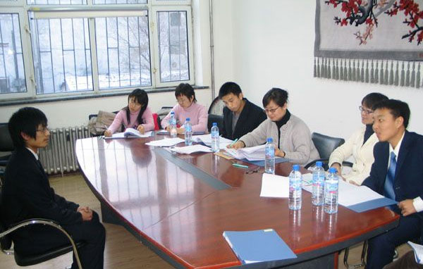 壓力面試：職場小菜鳥面試遭遇老油條